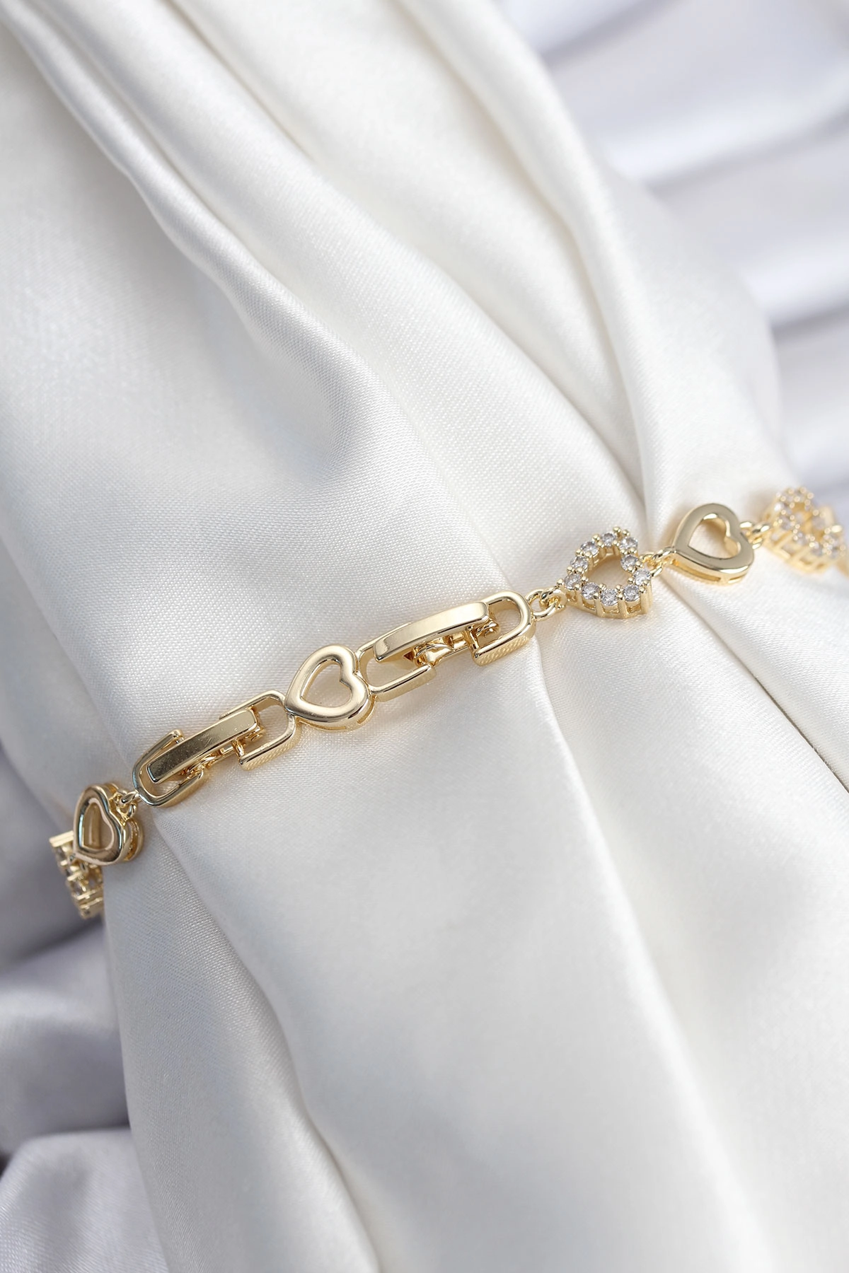 Pirinç VIP Seri Gold Renk Sıralı Kalp Model Kadın Bileklik