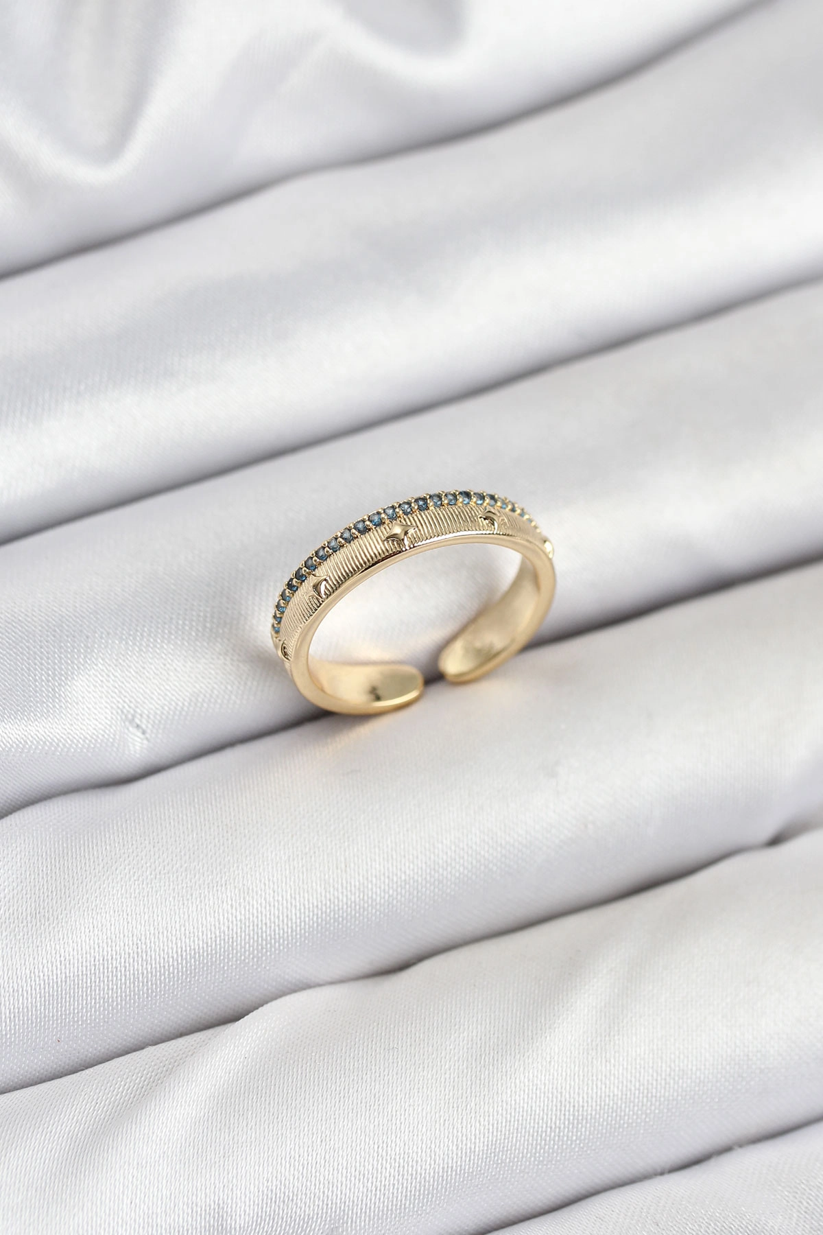 Pirinç Gold Renk Sıralı Zirkon Taşlı Kutup Yıldızı Model Kadın Yüzük