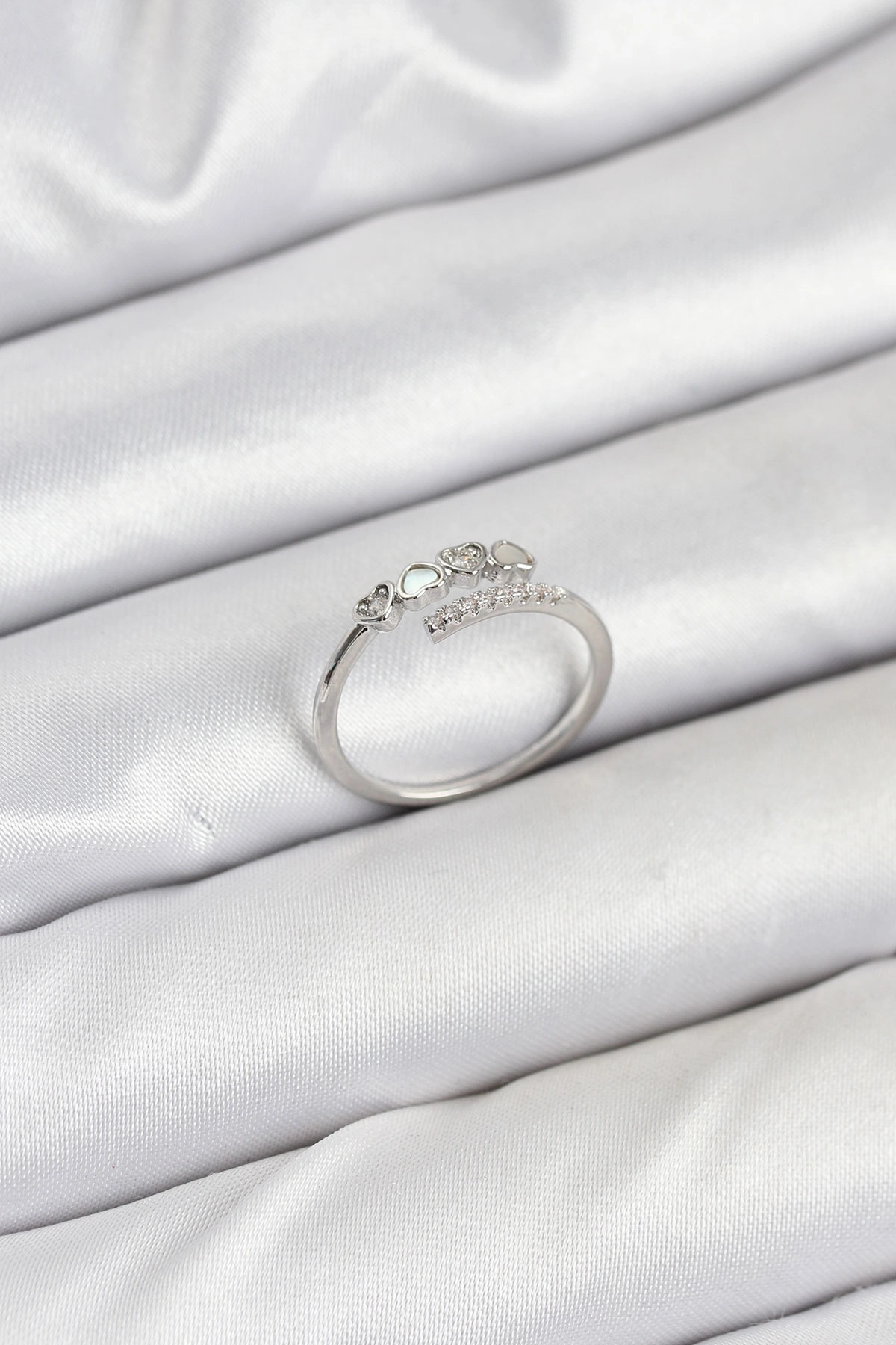 Pirinç Gümüş Renk Kalpli Detaylı Zirkon Taşlı Kadın Yüzük