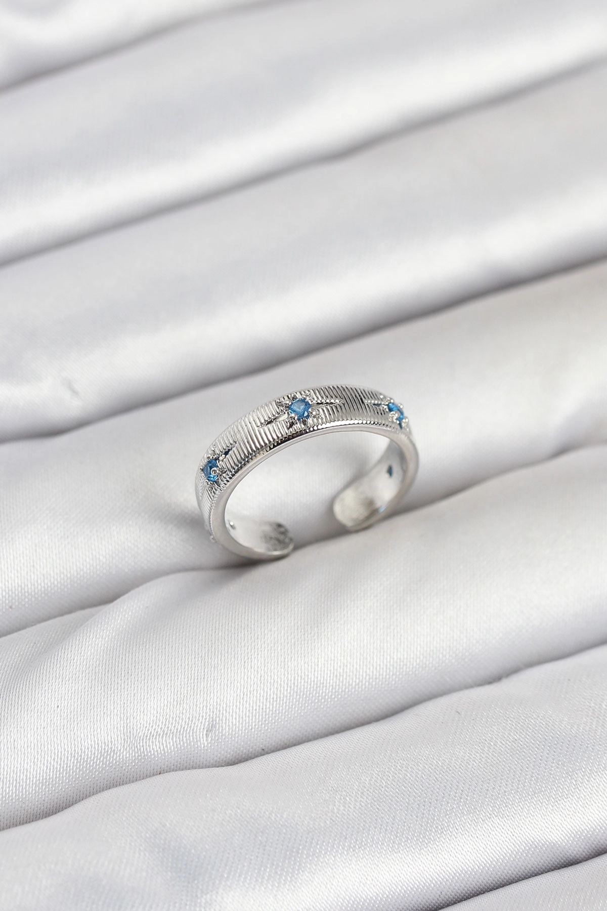 Pirinç Gümüş Renk Mavi Zirkon Taşlı Kutup Yıldızı Model Kadın Yüzük