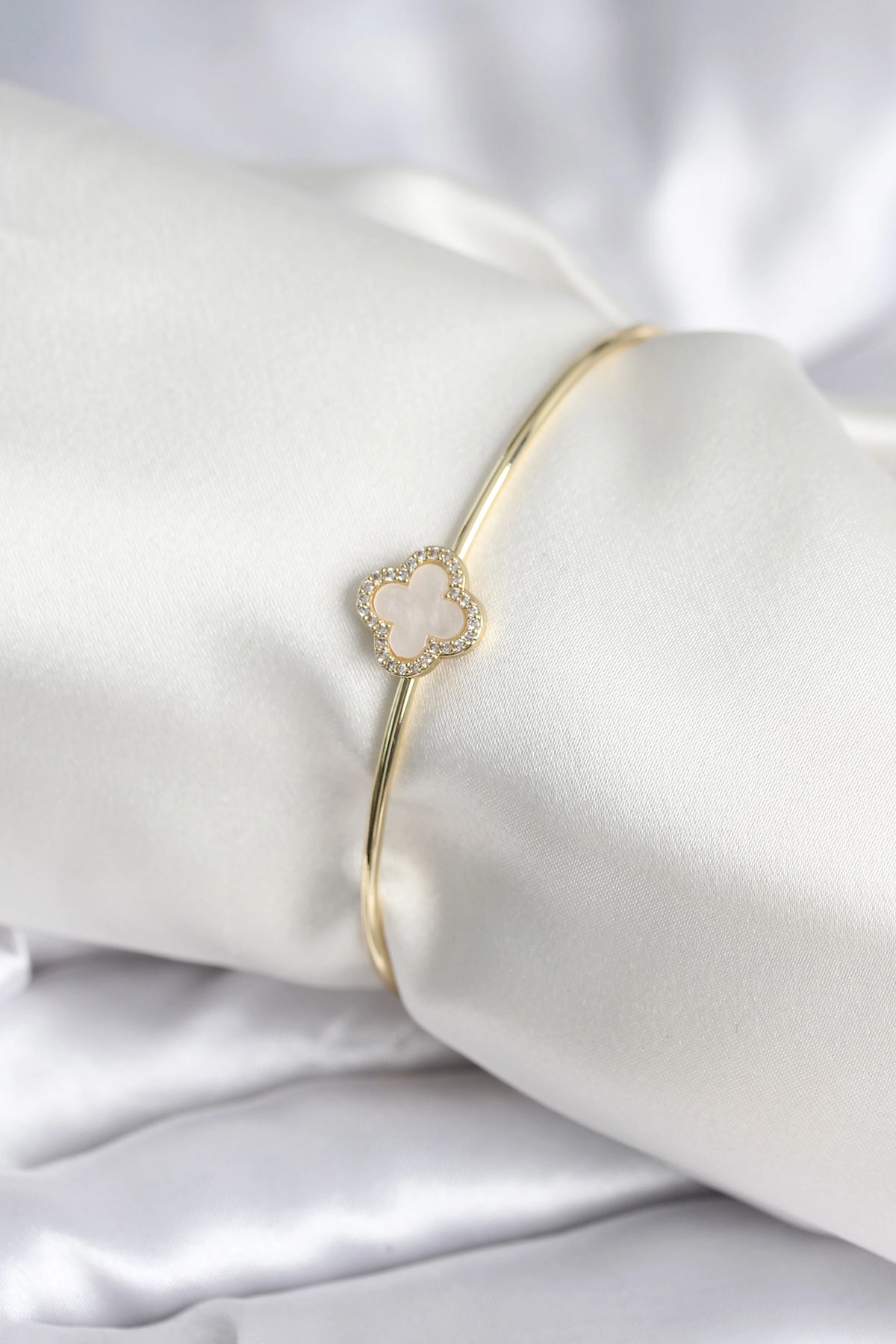 Beyaz Sedefli Yonca Model Gold Renk Kadın Bileklik