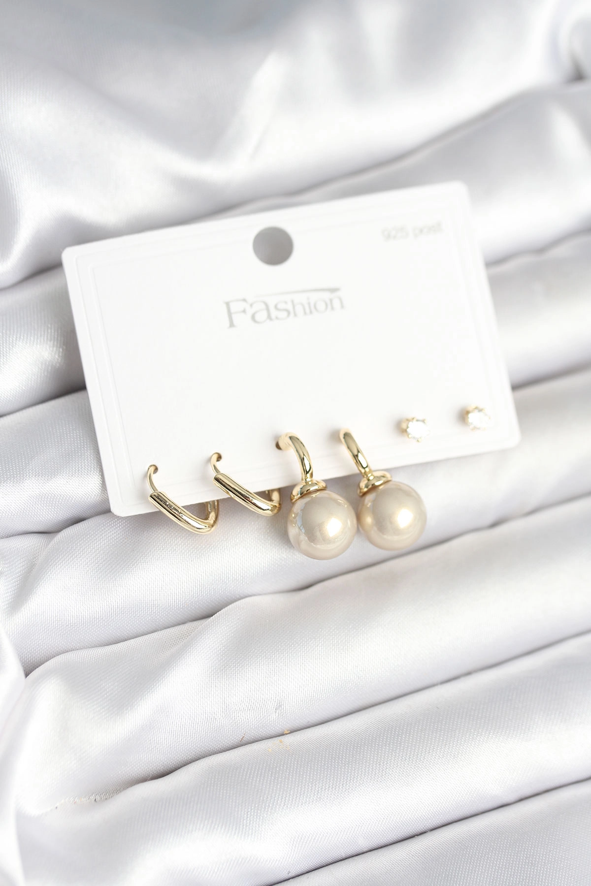 Pirinç Gold Renk İnci Detaylı 925 Gümüş Çivili Kadın Küpe Seti