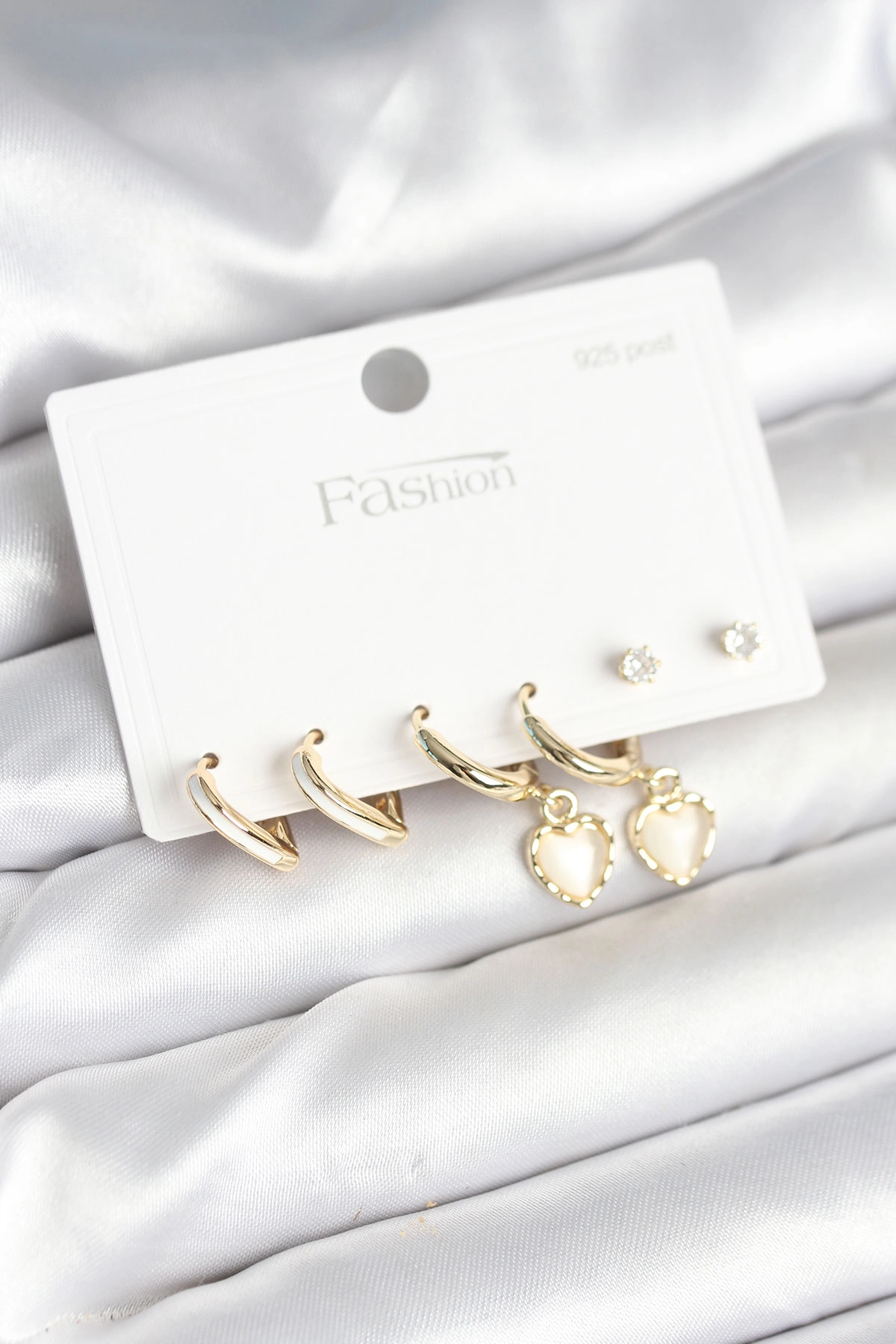 Pirinç Gold Renk Kalp Detaylı 925 Ayar Gümüş Çivili Kadın Küpe Seti