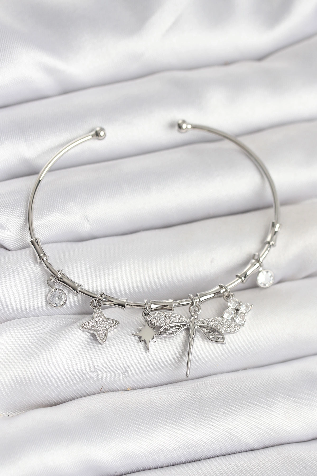 Yusufçuk Charmlı Gümüş Renk Pirinç Kadın Bileklik