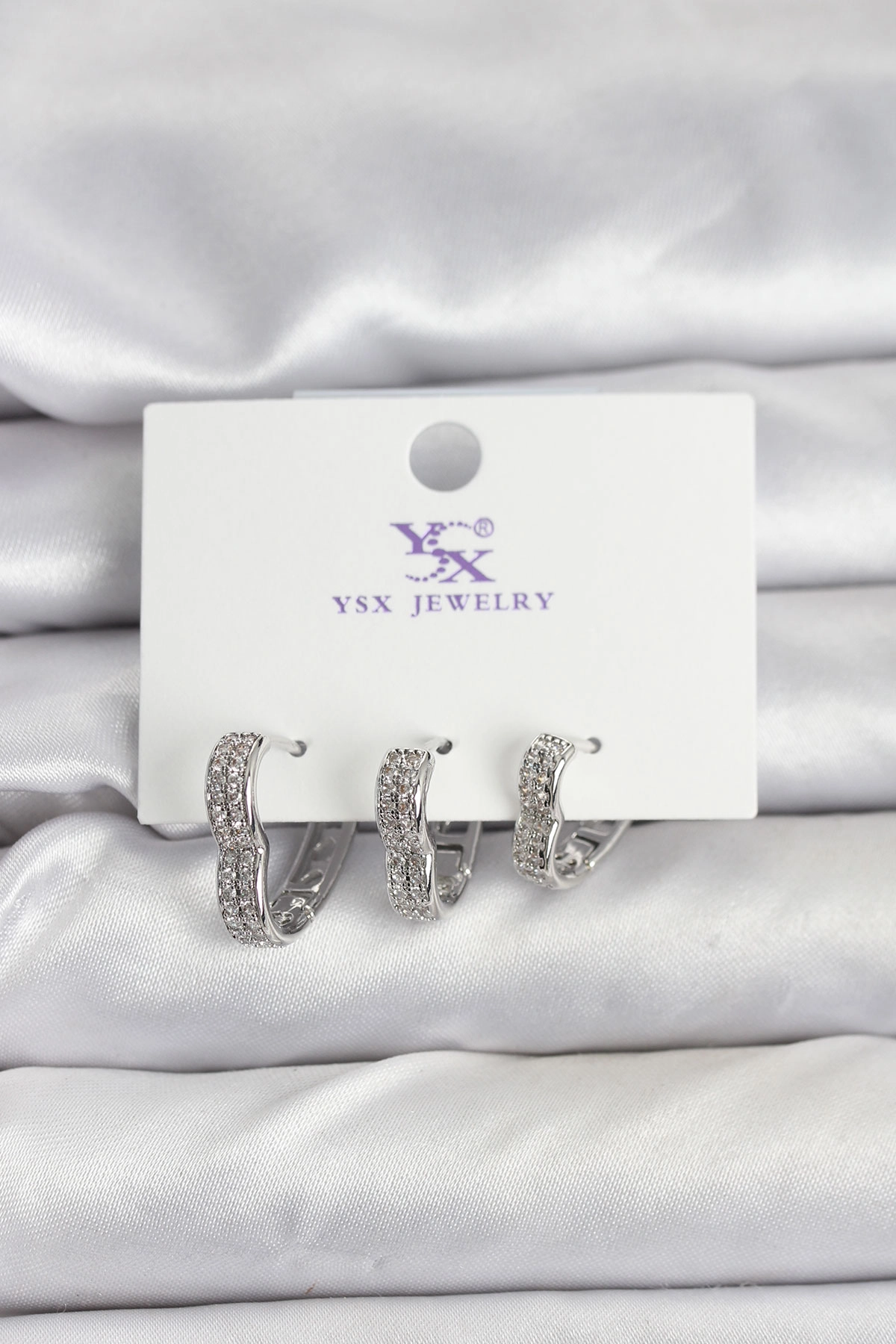 Gümüş Renk Pirinç Zirkon Taşlı Kalpli Kadın Küpe