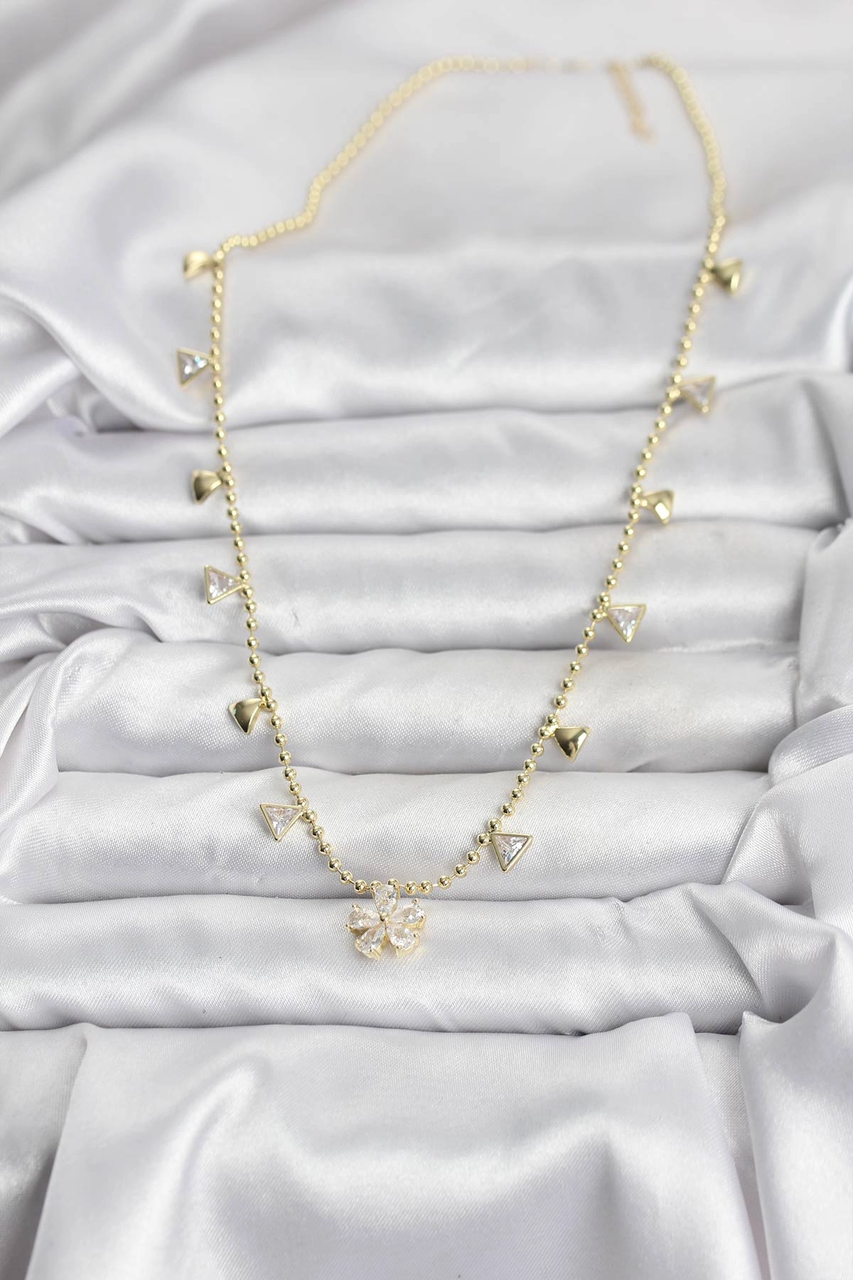 Pirinç Gold Renk Zirkon Taşlı Çiçek Model Kadın Kolye