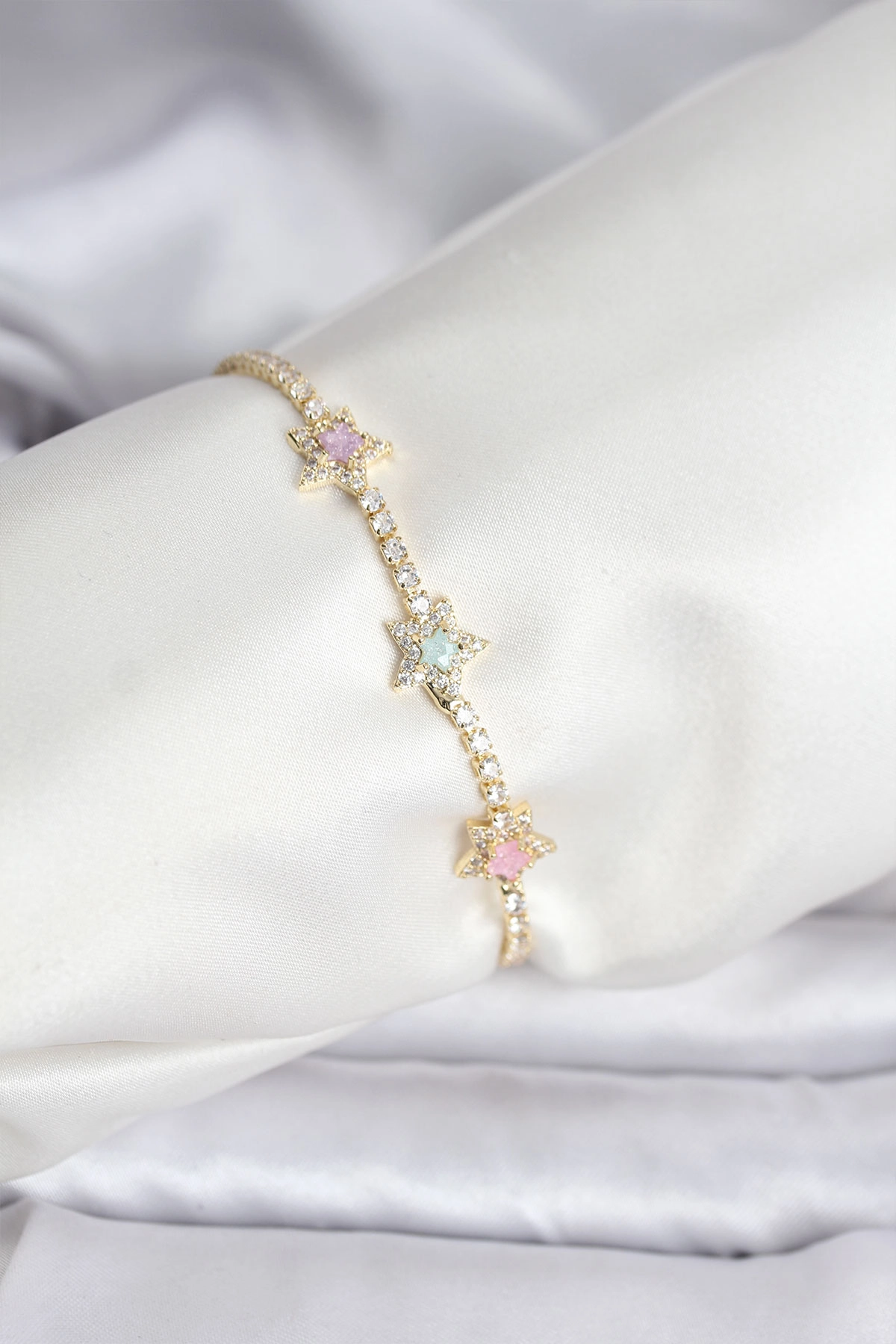 Renkli Yıldız Model Zirkon Taşlı Gold Renk Pirinç Su Yolu Kadın Bileklik