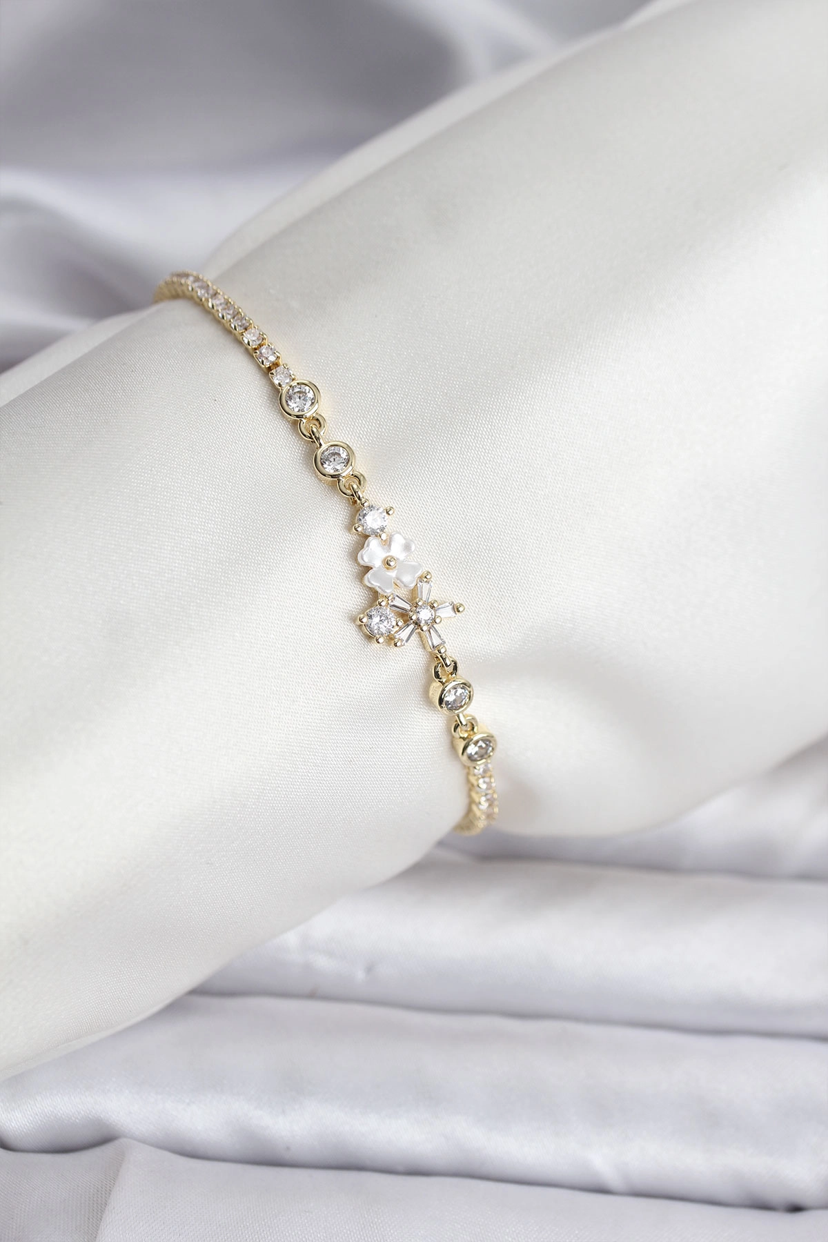 Çiçekli Model Zirkon Taşlı Gold Renk Su Yolu Kadın Bileklik