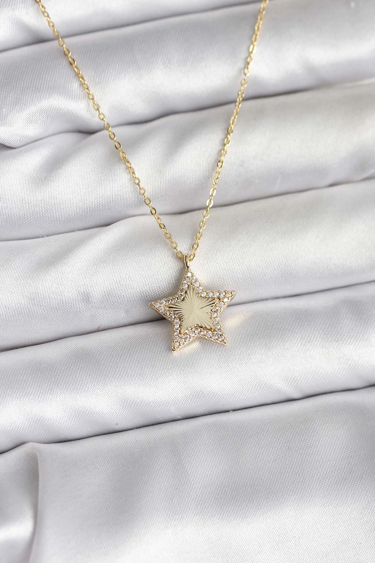 Pirinç Gold Renk Zincirli Yıldızlı Model Kadın Kolye