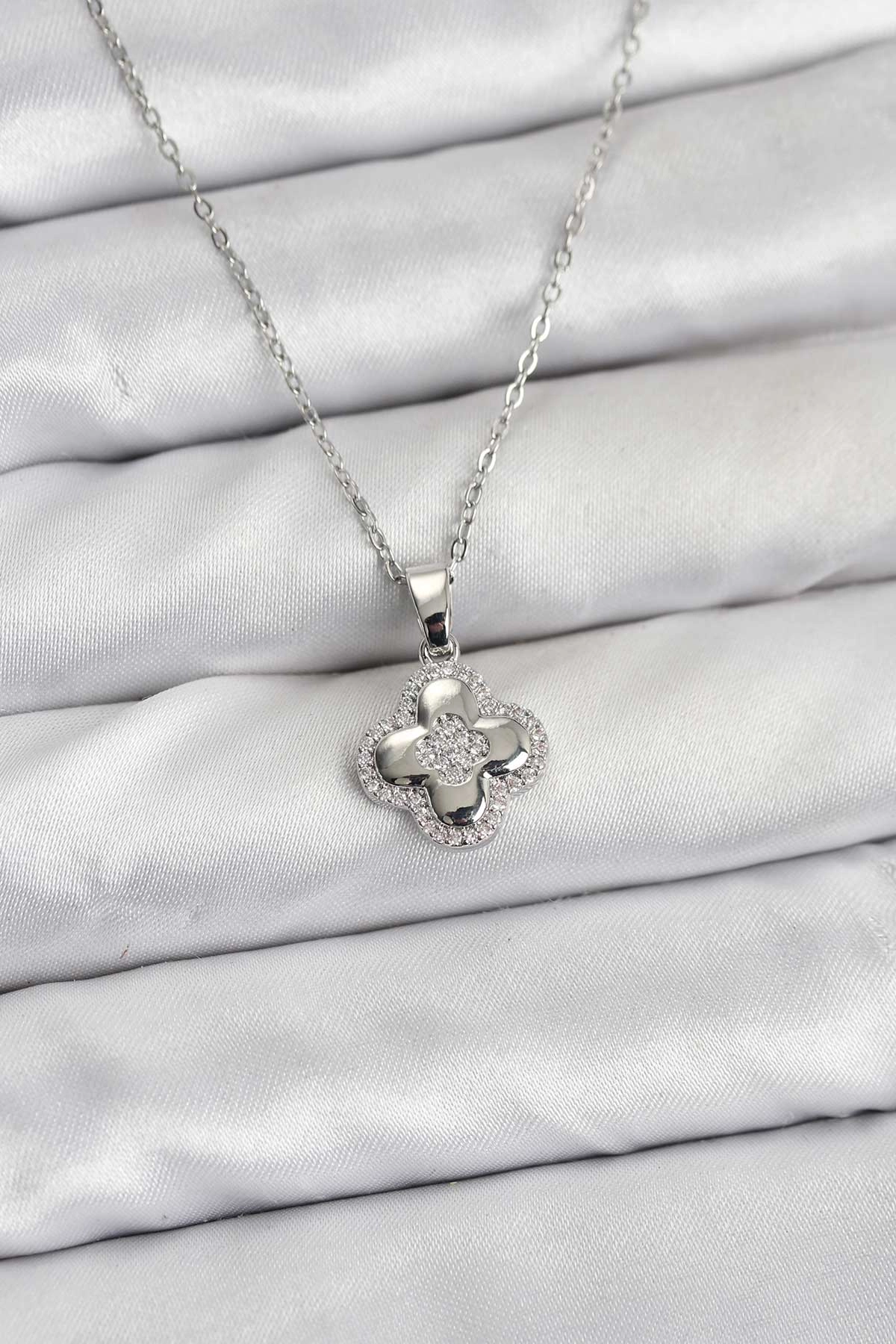 316L Çelik Zincir Gümüş Renk Zirkon Taşlı Yonca Model Kadın Kolye