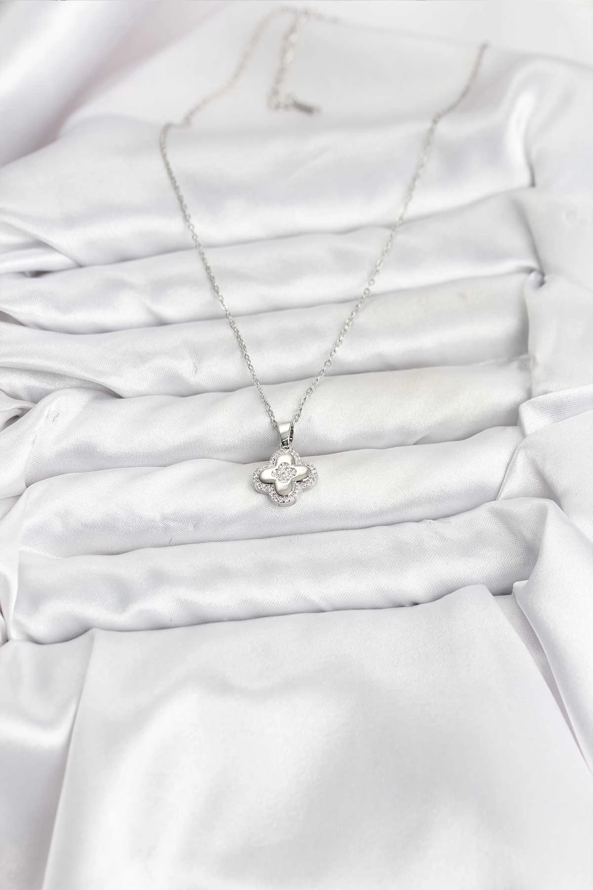 316L Çelik Zincir Gümüş Renk Zirkon Taşlı Yonca Model Kadın Kolye