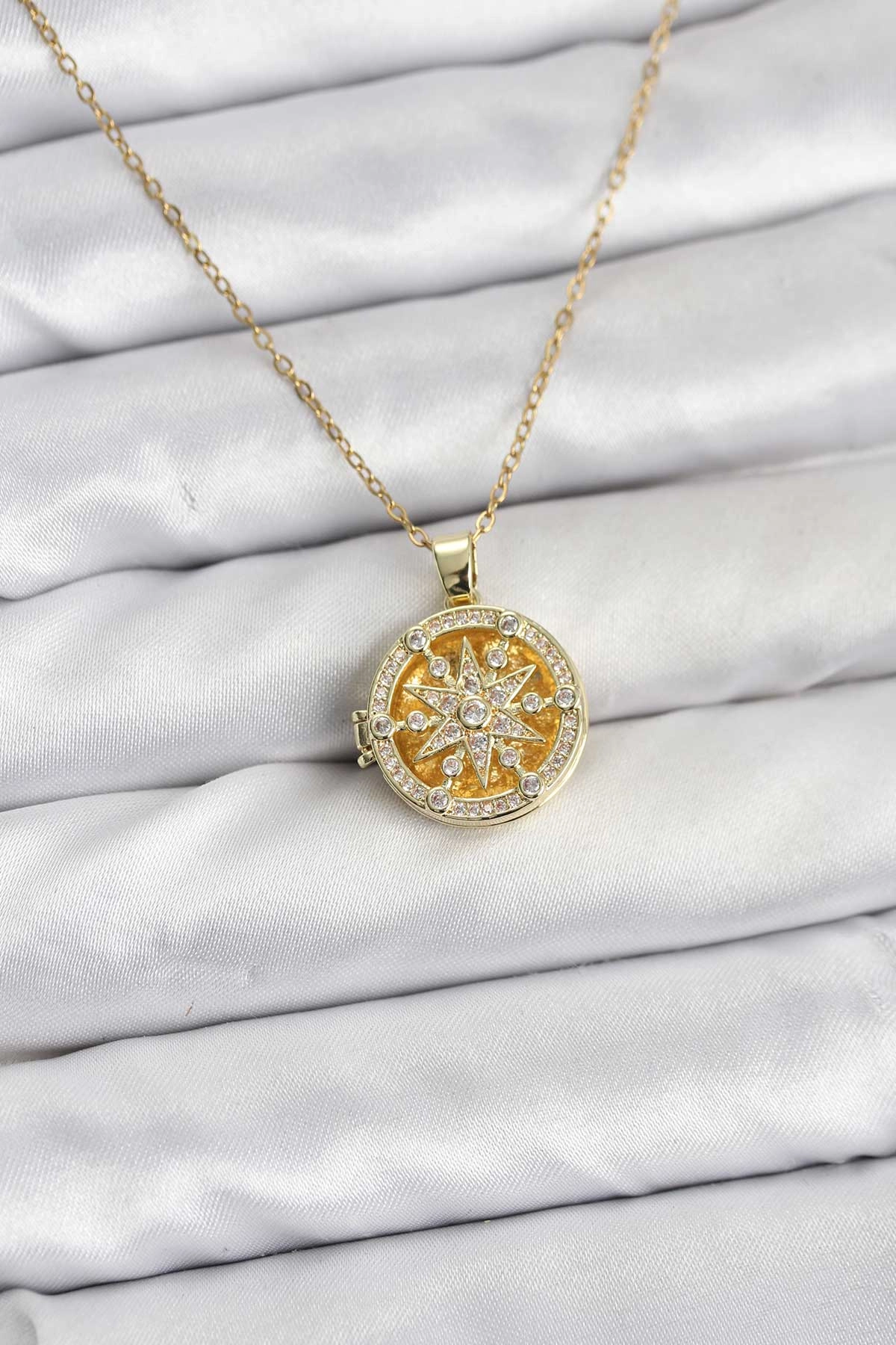 316L Çelik Zincir Gold Renk Kutup Yıldızı Kapaklı Model Kadın Kolye