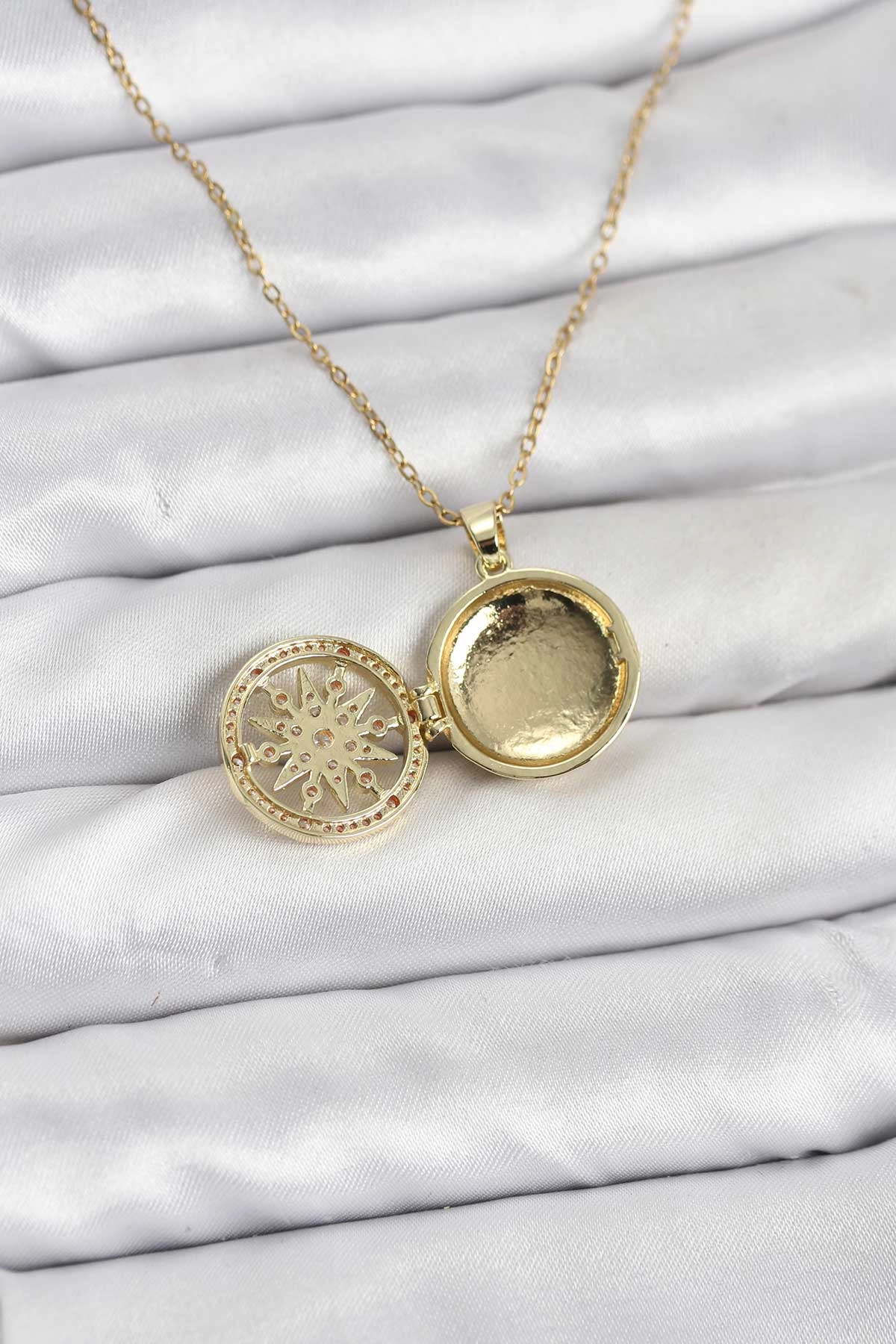 316L Çelik Zincir Gold Renk Kutup Yıldızı Kapaklı Model Kadın Kolye