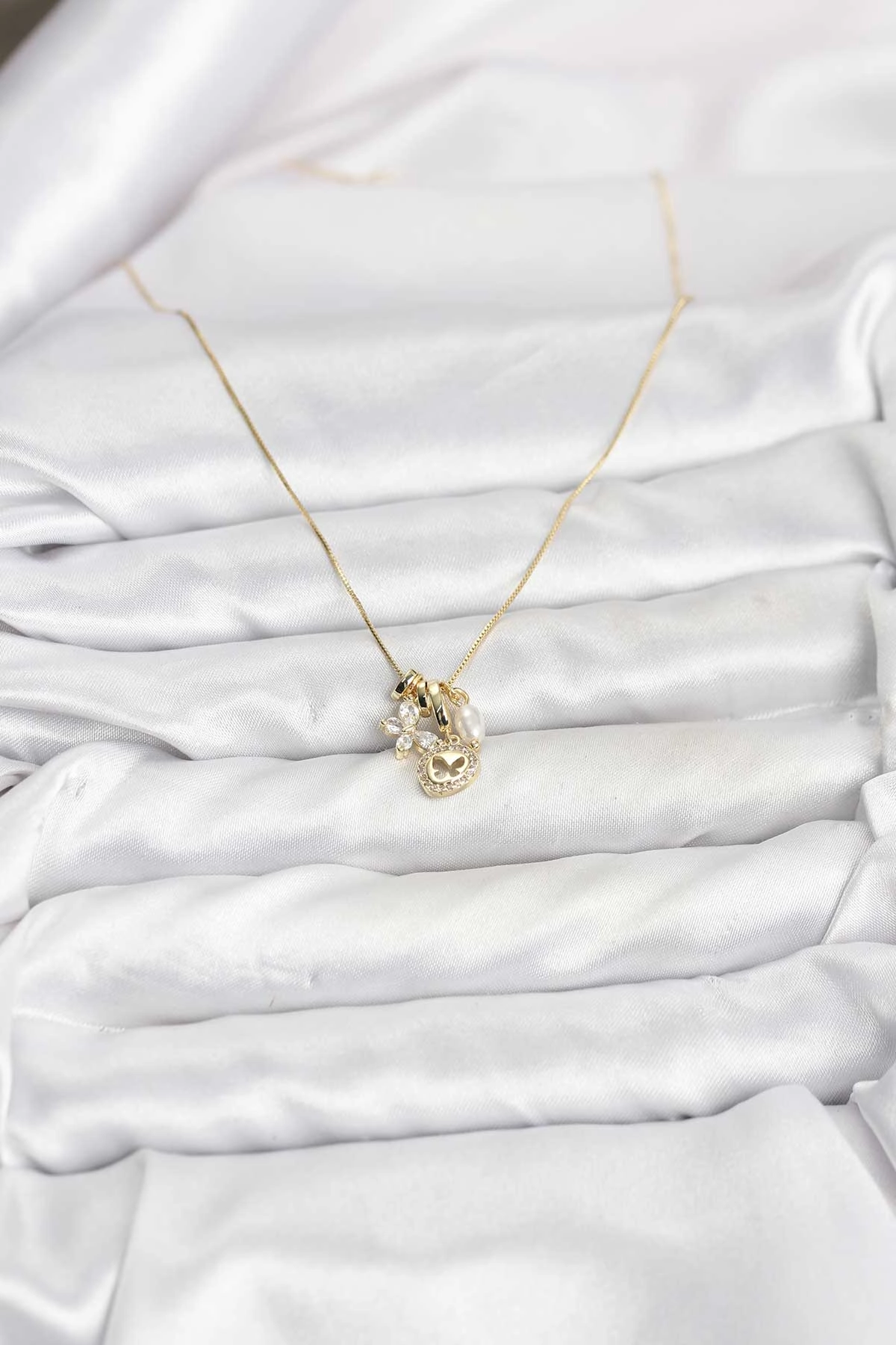 Gold Renk Pirinç Minimal Kelebek Charmlı Kadın Kolye