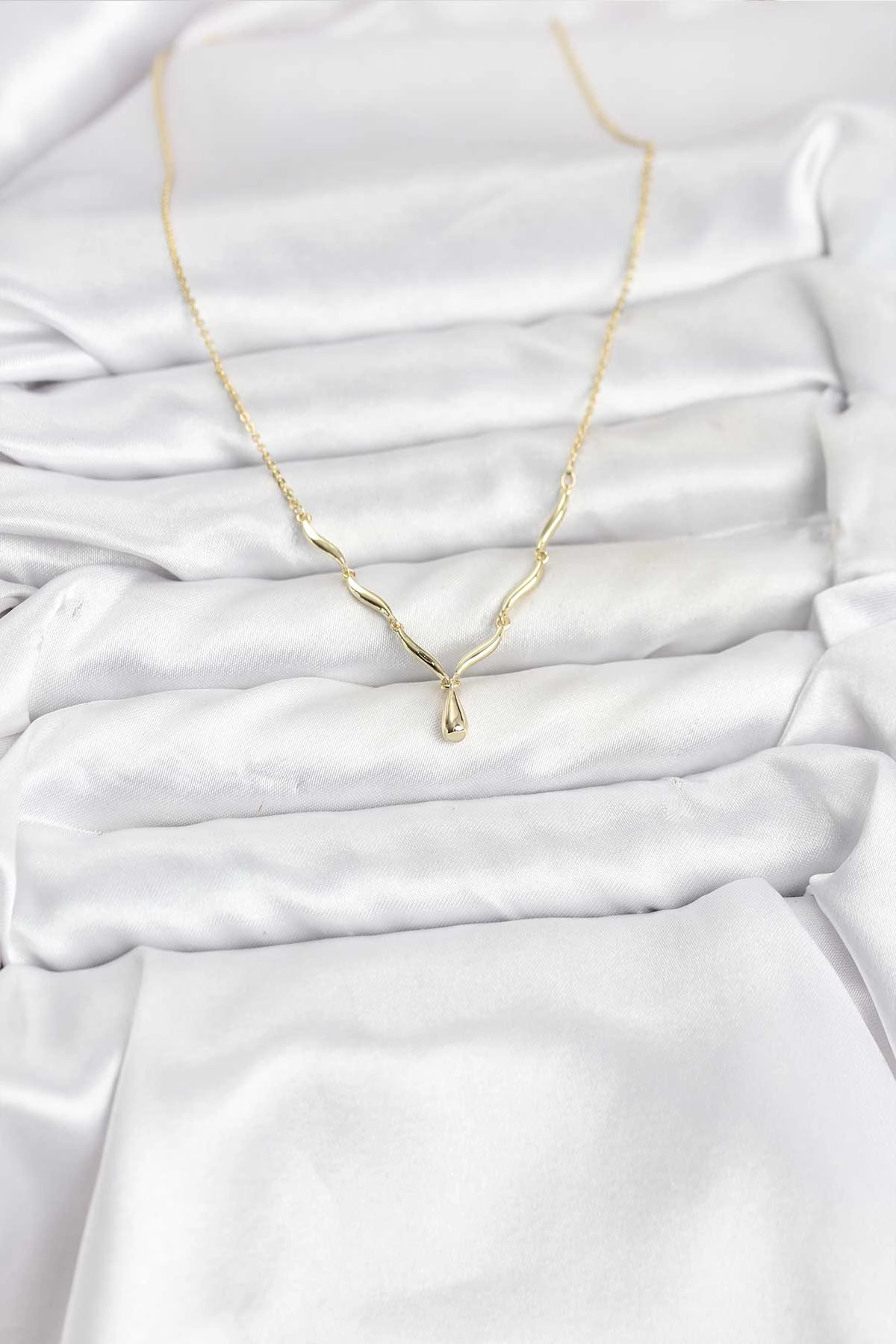 Pirinç Gold Renk Damla Model Kadın Kolye