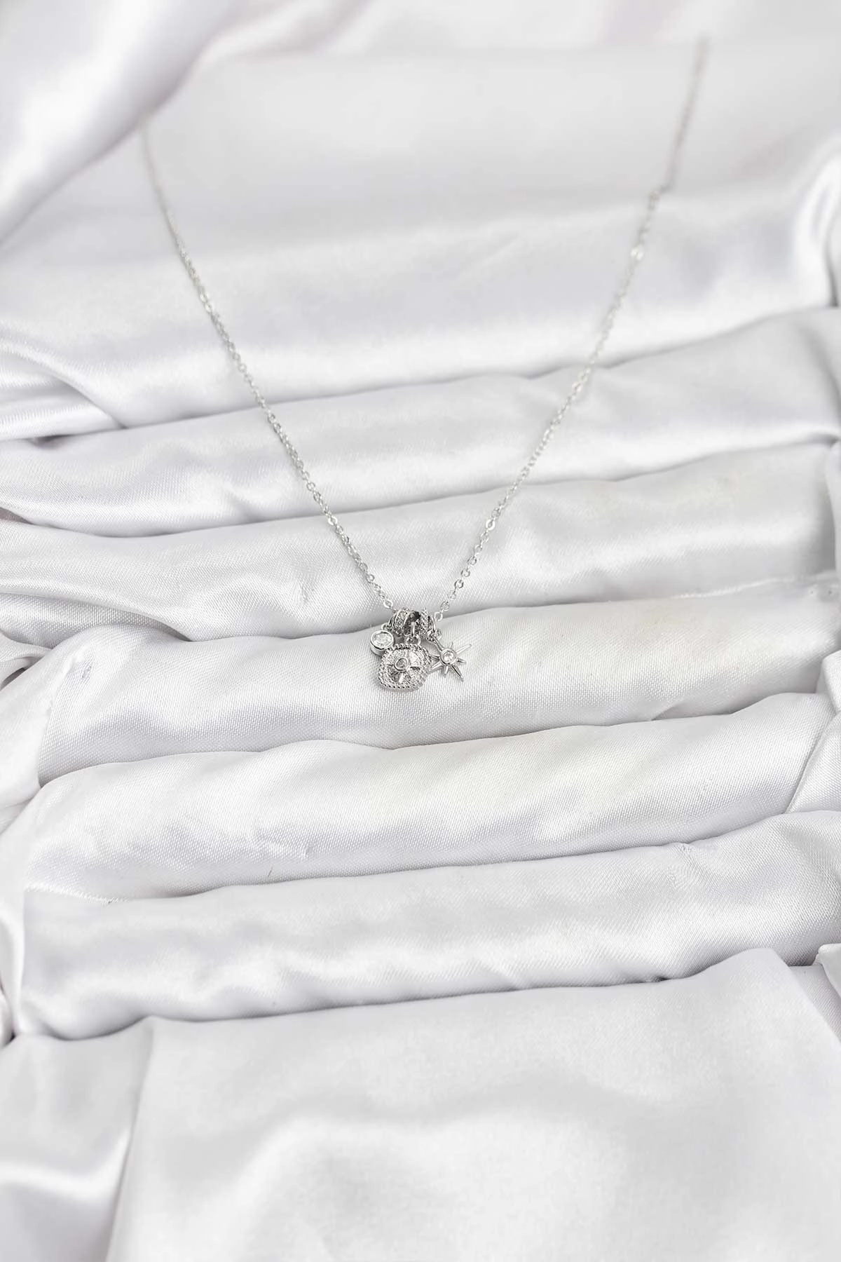 Pirinç Gümüş Renk Minimal Charmlı Kadın Kolye