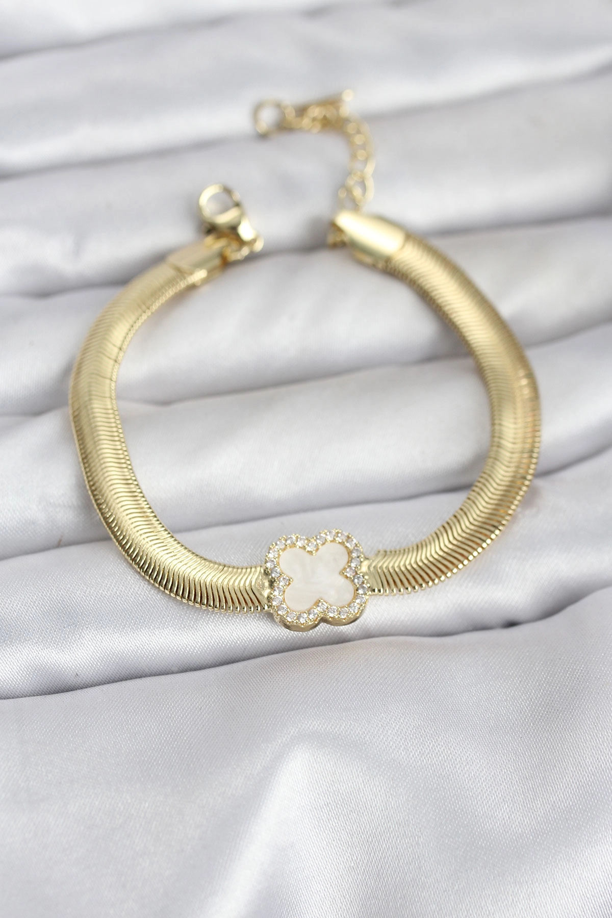 316L Çelik Gold Renk Beyaz Yonca Model Zirkon Taşlı Yılan Zincirli Kadın Bileklik