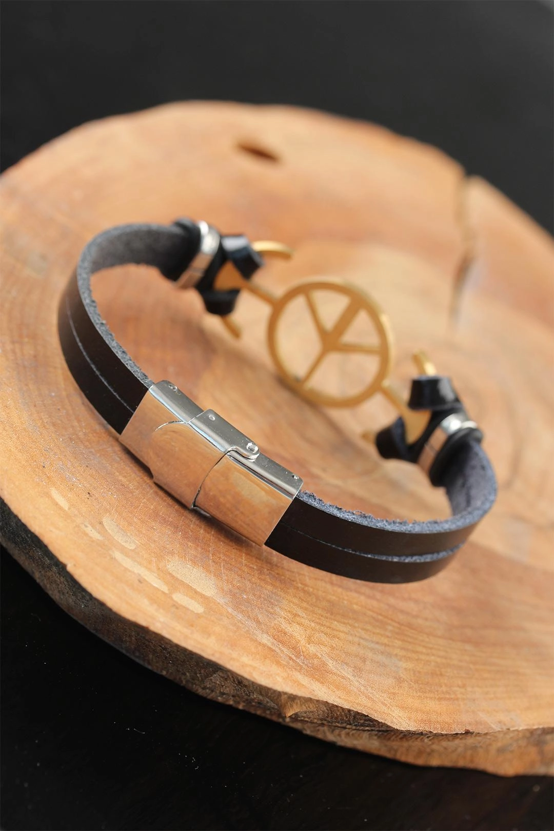 Gold Renk Barış Figürlü Metal Aksesuarlı Siyah Renk Deri Erkek Bileklik
