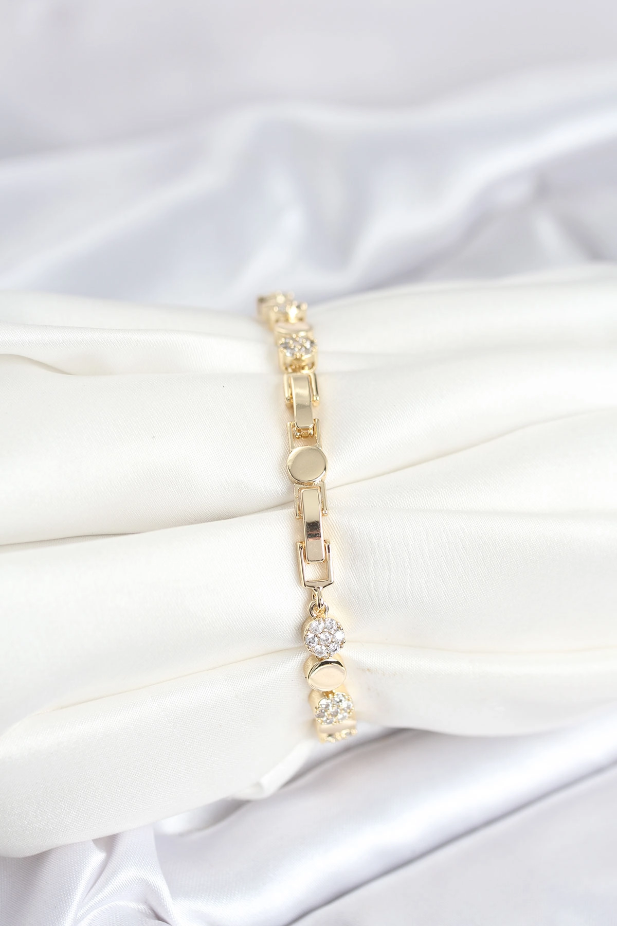 Pirinç Gold Renk Nokta Model Zirkon Taşlı Kadın Bileklik