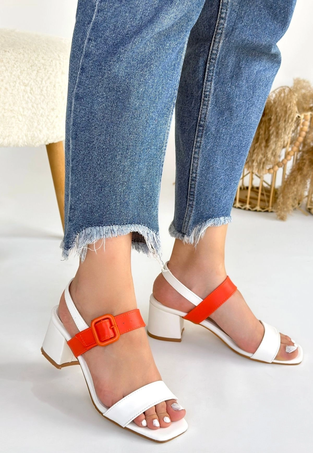 Year Beyaz Cilt Turuncu Detaylı Beyaz Topuklu Ayakkabı