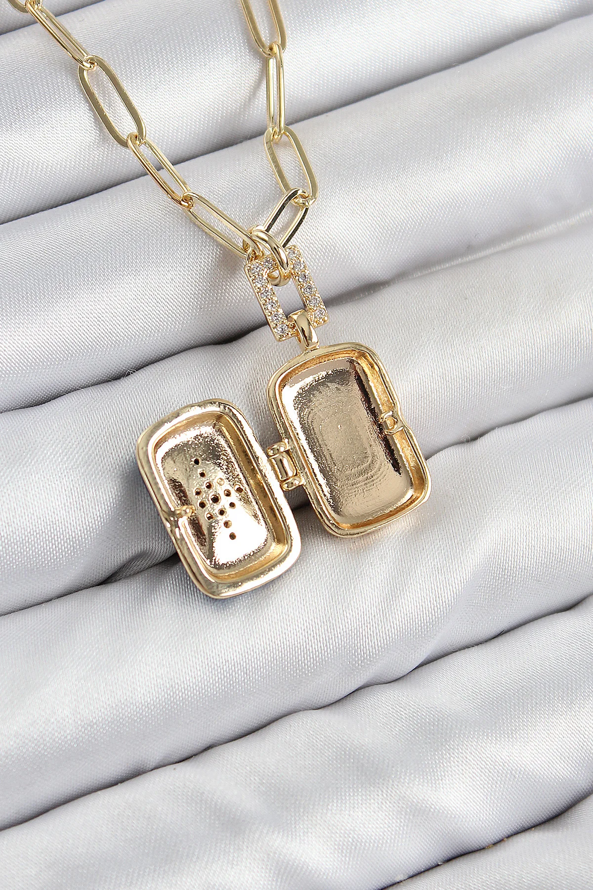 Pirinç Zirkon Taşlı Açılabilir Kutup Yıldızı Model Gold Renk Kadın Kolye