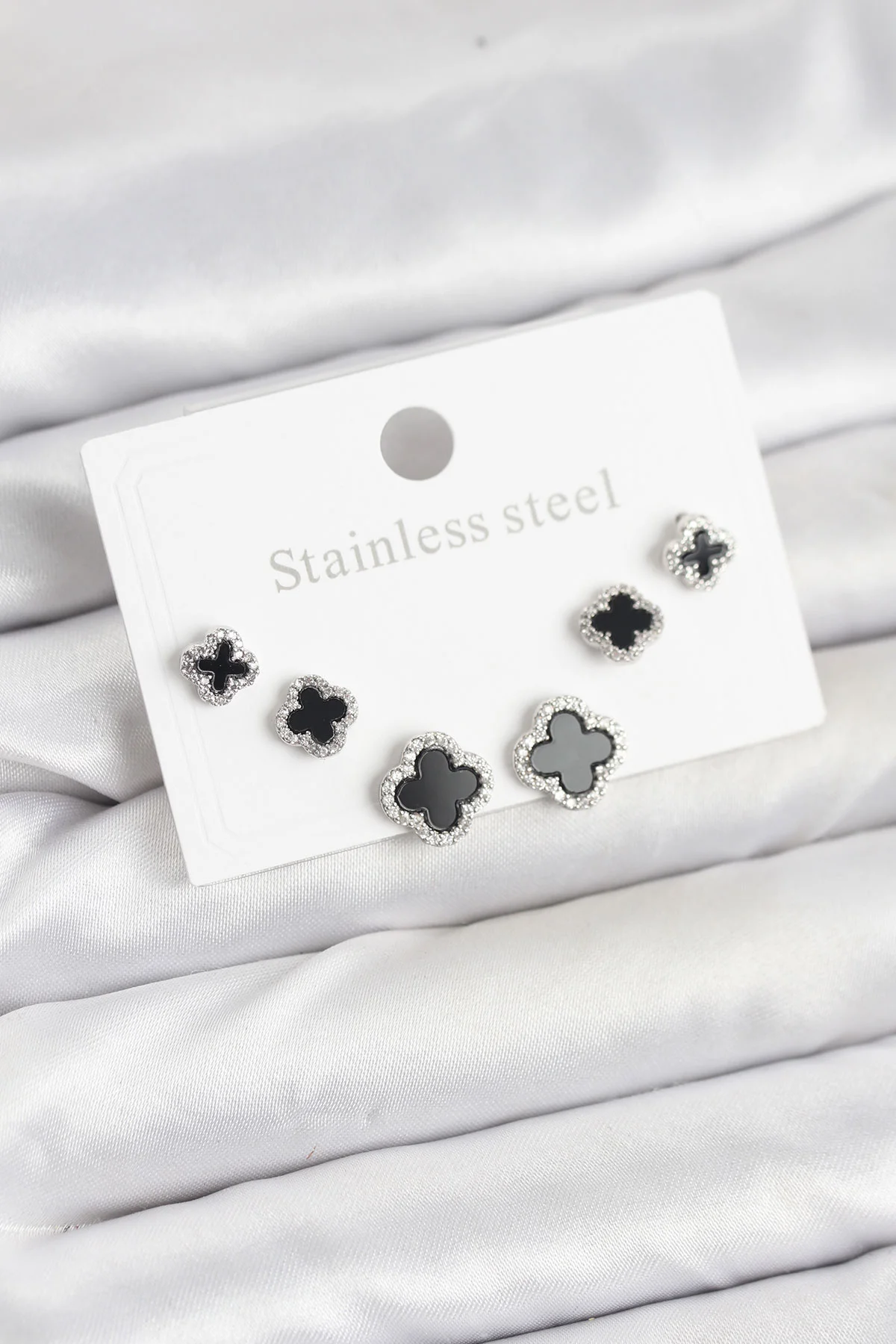 316L Çelik Gümüş Renk Zirkon Taşlı Yonca Model Kadın Küpe Seti