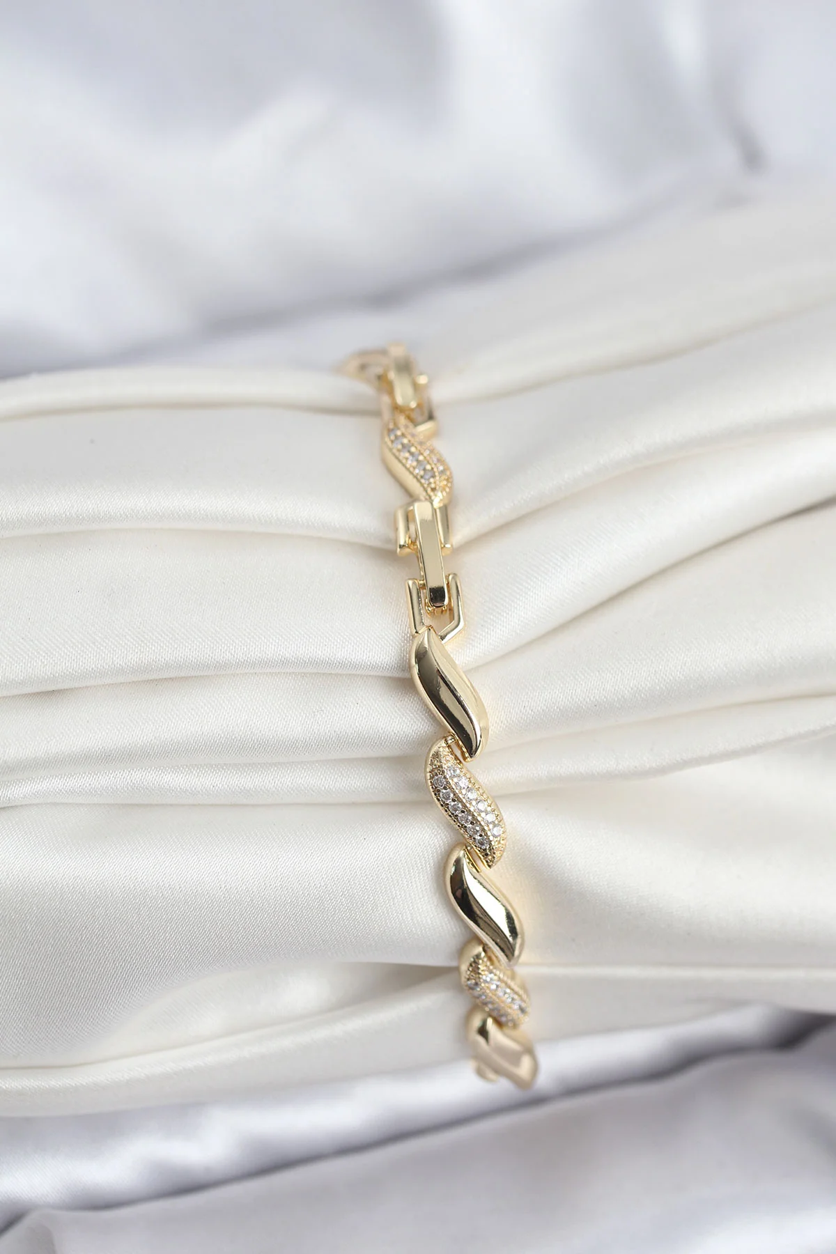 Gold Renk Sıralı Damla Model Zirkon Taşlı Pirinç Kadın Bileklik