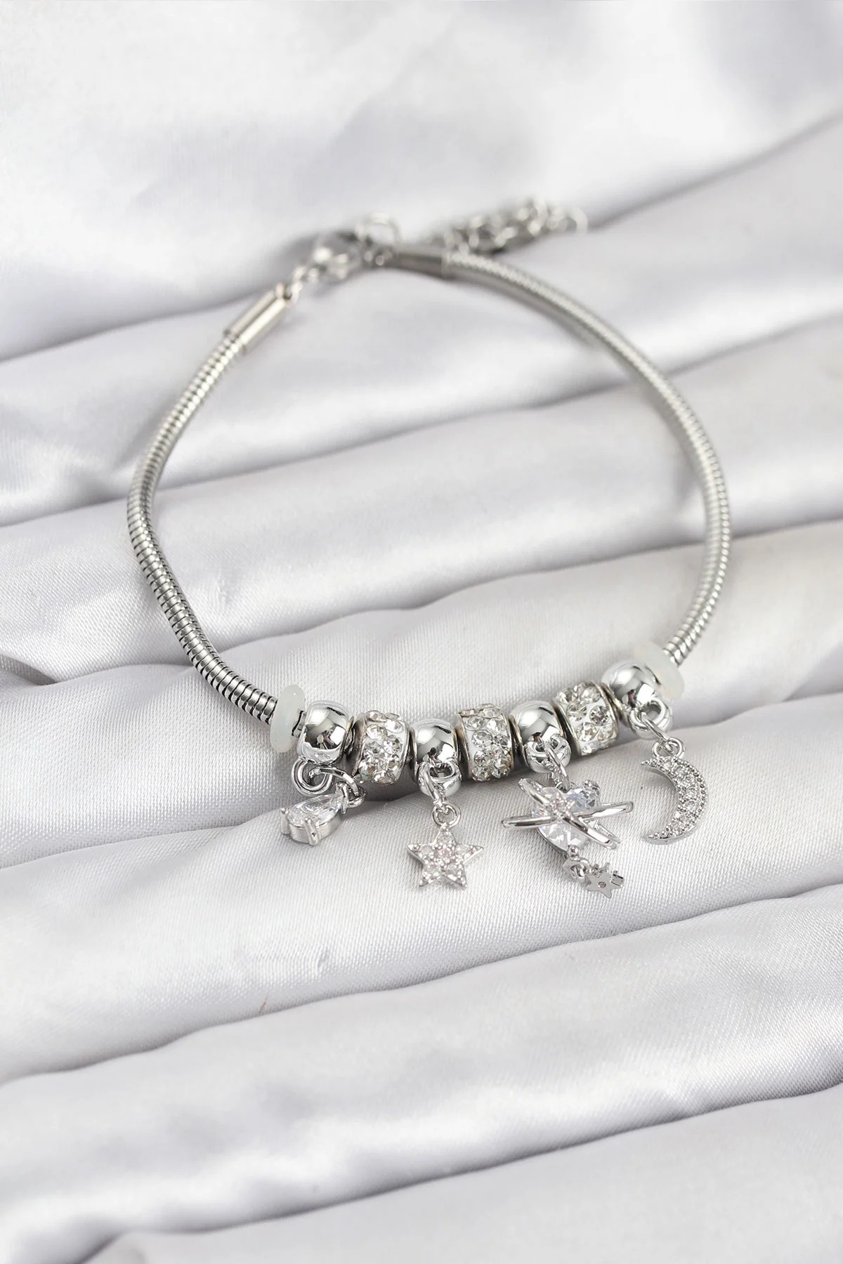 Pirinç Gümüş Renk Kalpli Model Charmlı Kadın Bileklik