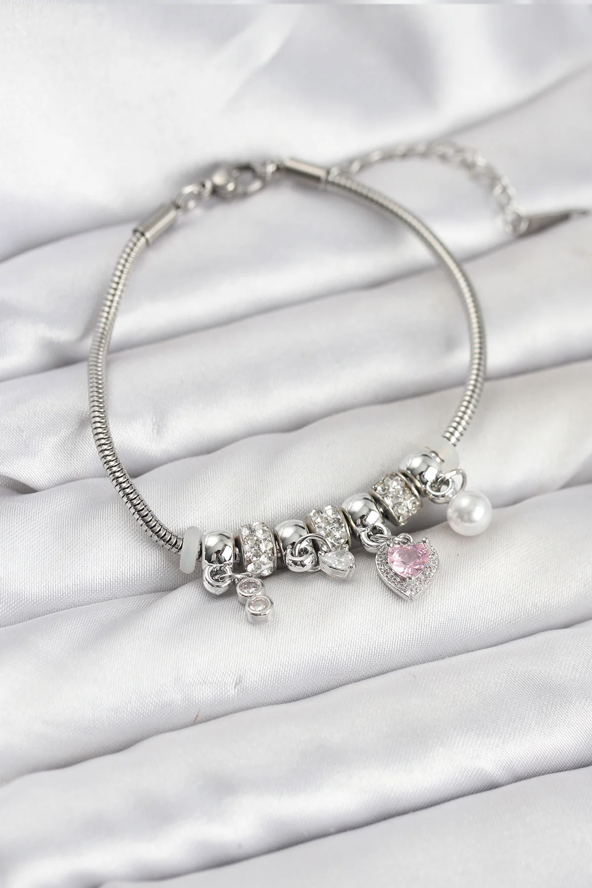 Pirinç Gümüş Renk Pembe Kalp Charmlı Kadın Bileklik