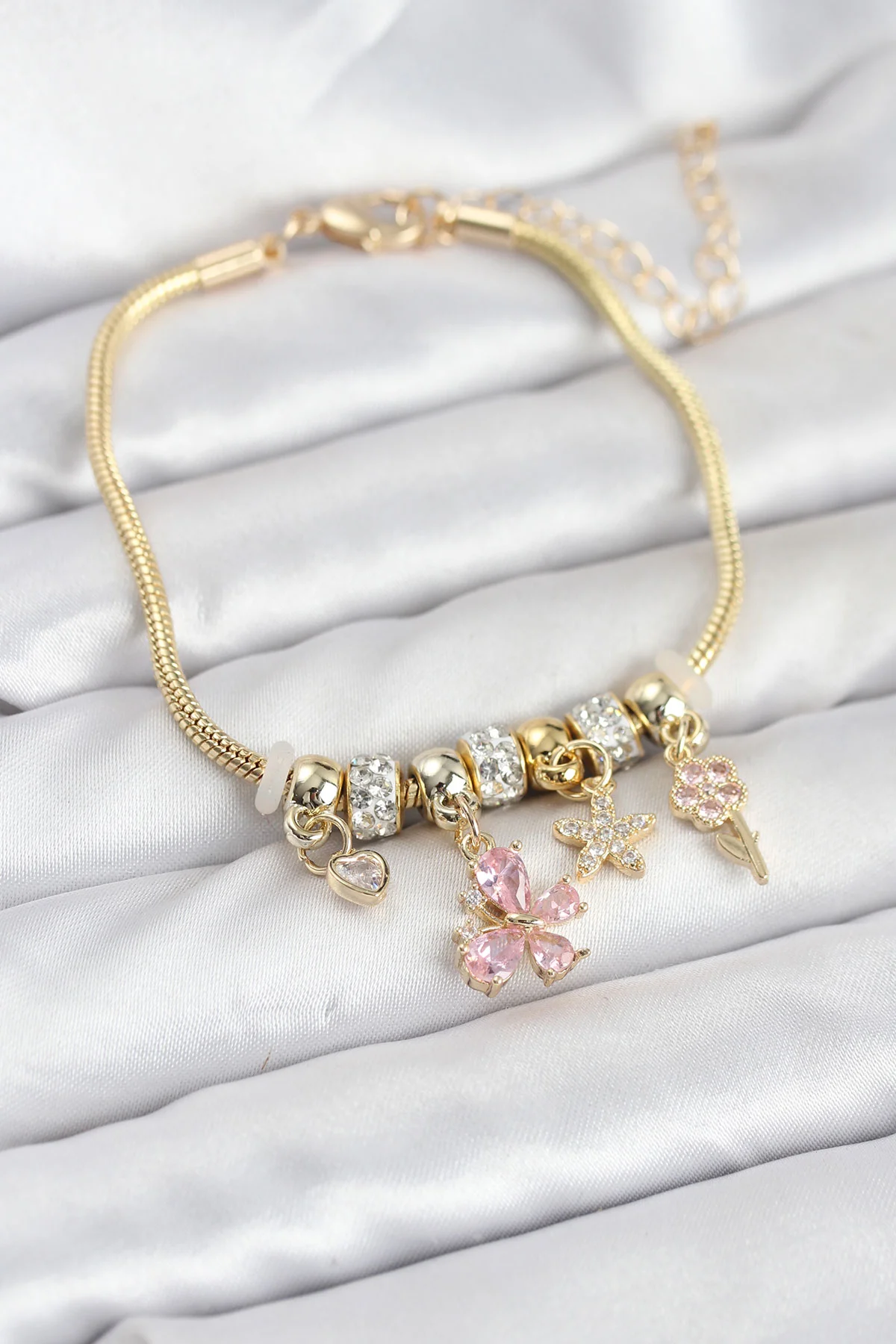 Pirinç Gold Renk Pembe Kelebek Charmlı Kadın Bileklik