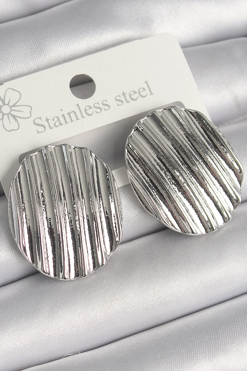 Pirinç Gümüş Renk Sallantı İşlemeli Daire Plaka Model Kadın Küpe 5886
