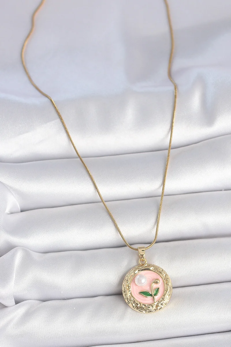 316L Çelik Gold Renk Zincir Pembe Çiçek İşlemeli inci Detay Portre Model Kadın Kolye 5886