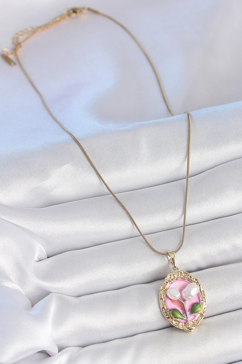 316L Çelik Gold Renk Zincir Pembe Mineli İncili Çiçek İşlemeli Portre Model Kadın Kolye 5886