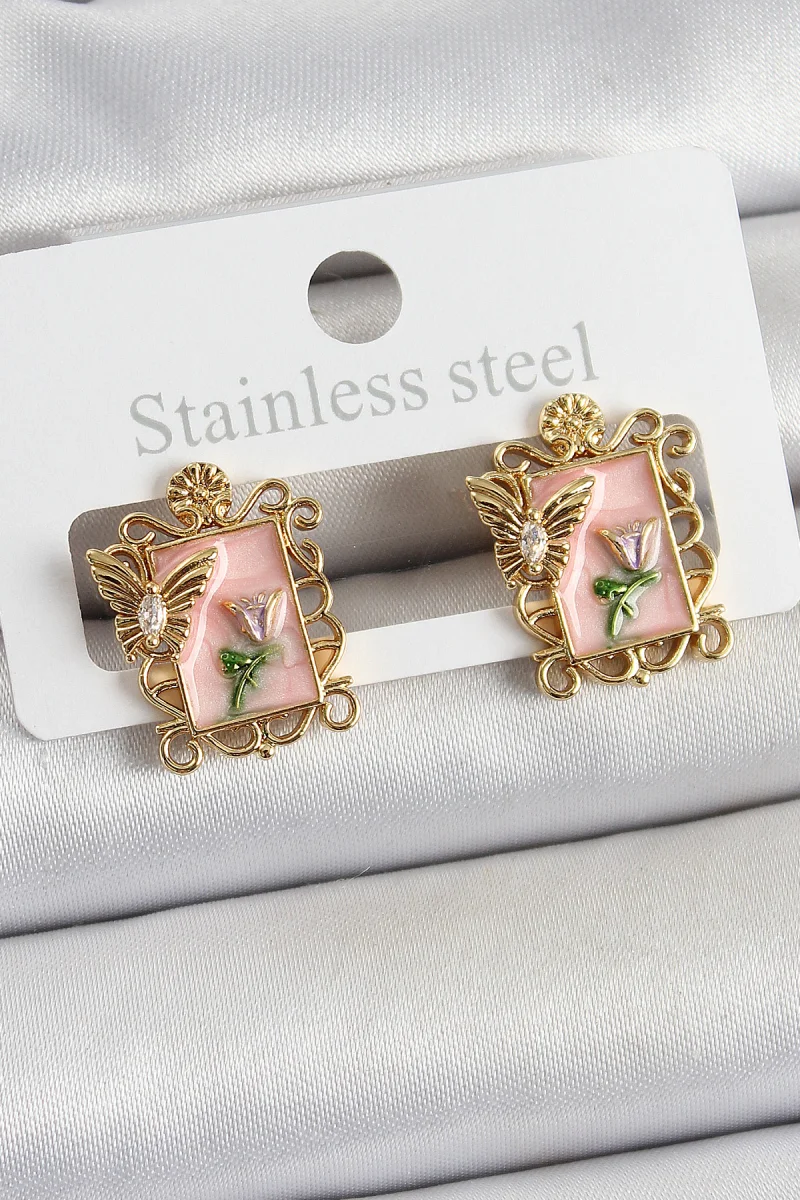 Pirinç Pembe Mineli Sanatsal Portre Model Gold Renk Kadın Küpe 5886