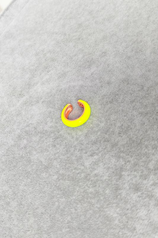 Neon Sarı Mineli Gümüş Kıkırdak Küpe