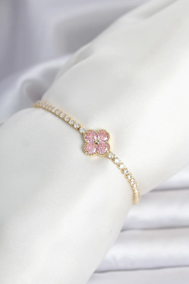 Pirinç Gold Renk Pembe Zirkon Taşlı Yonca Model Su Yolu Kadın Bileklik 5886
