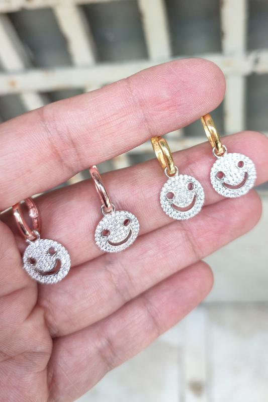 Beyaz Taşlı Gülen Yüz Emojili Gümüş Küpe