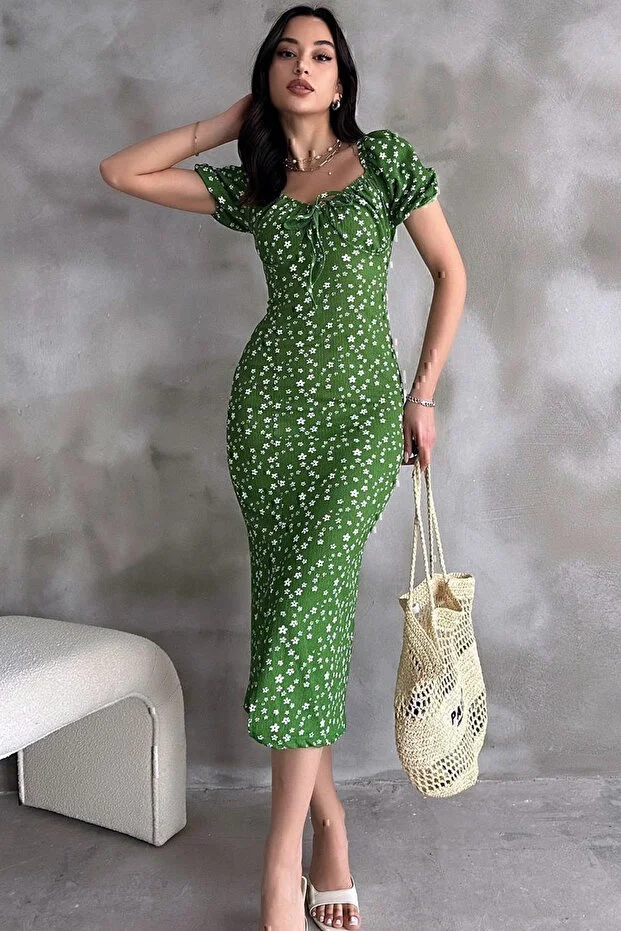 Yeşil Lastikli U Kare Yakalı Kısa Kollu Fit Kalıp Kurdelalı Likralı Çiçek Desen Yırtmaçlı Diz Altı Elbise