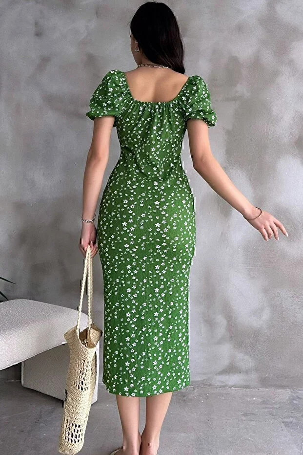 Yeşil Lastikli U Kare Yakalı Kısa Kollu Fit Kalıp Kurdelalı Likralı Çiçek Desen Yırtmaçlı Diz Altı Elbise