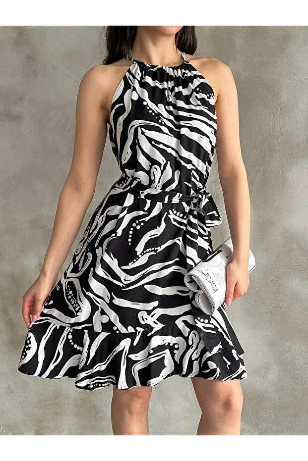 Kadın Siyah Beyaz Desenli Halter Yaka Kuşaklı Yazlık Elbise