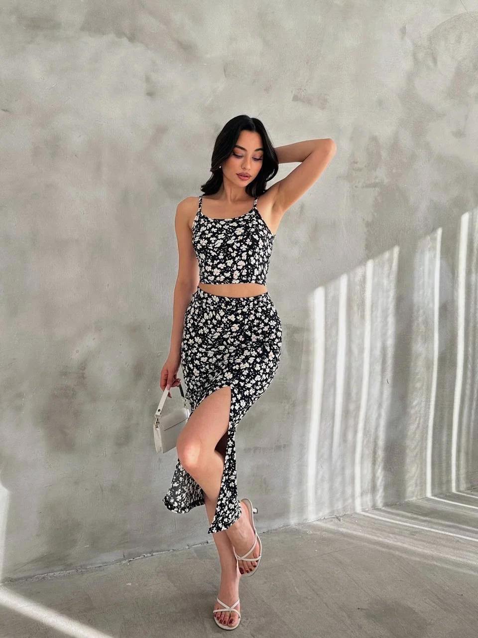 Kadın Siyah Çiçek Desenli Askılı Crop Bluz ve Yırtmaçlı Etek İkili Takım
