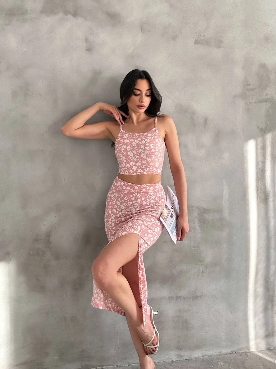 Kadın Toz Pembe Çiçek Desenli Askılı Crop Bluz ve Yırtmaçlı Etek İkili Takım