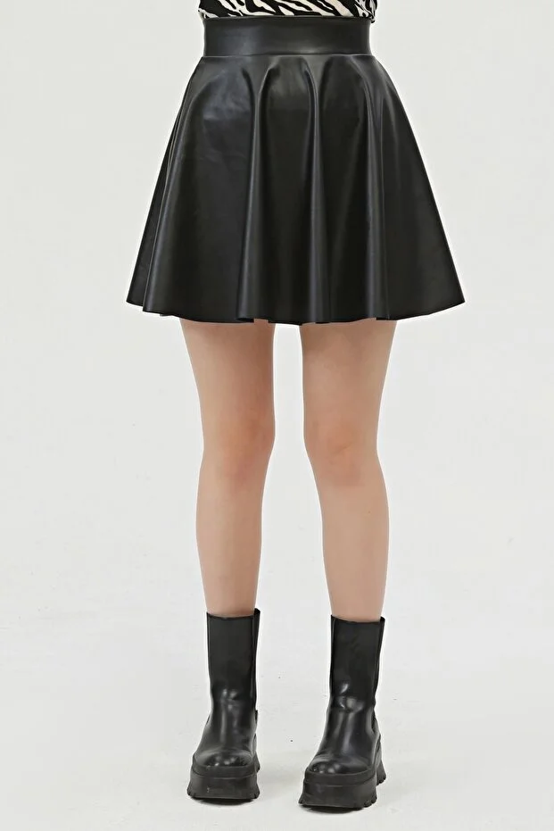 Kadın Mini Kloş Siyah Renkli Suni Deri Etek