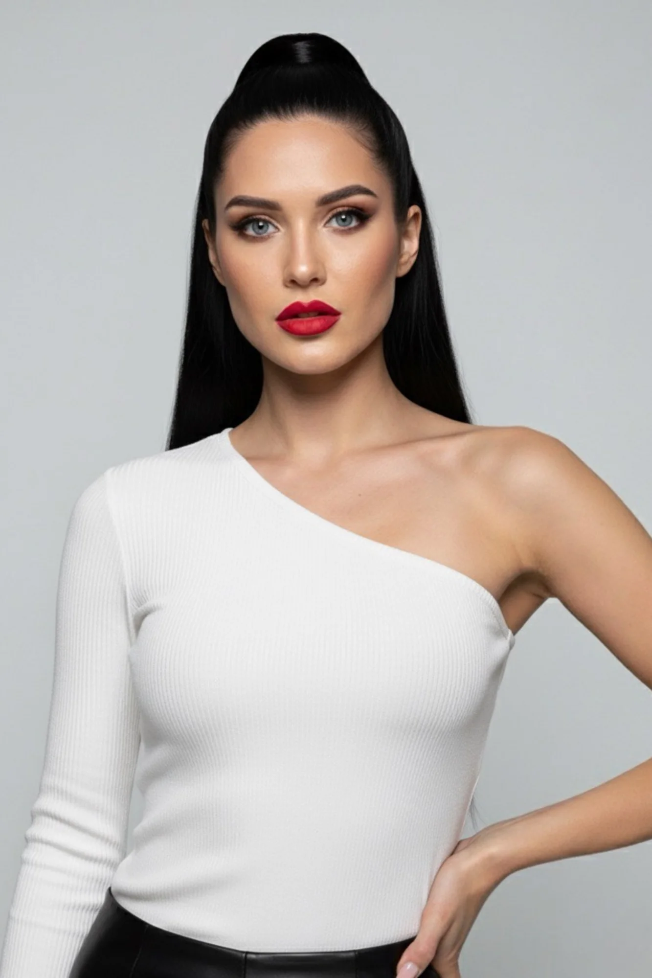 Beyaz Tek Omuz Uzun Kollu Kaşkorse Kadın Bluz