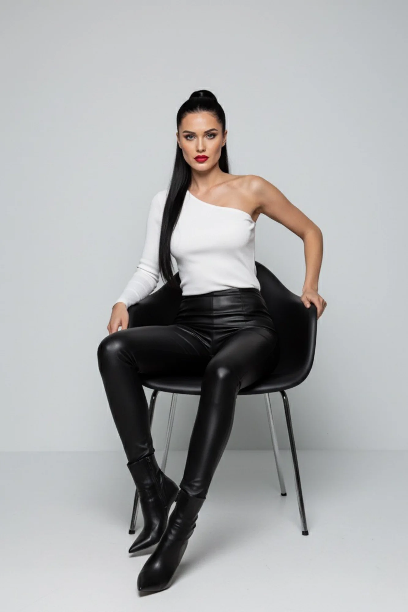 Beyaz Tek Omuz Uzun Kollu Kaşkorse Kadın Bluz