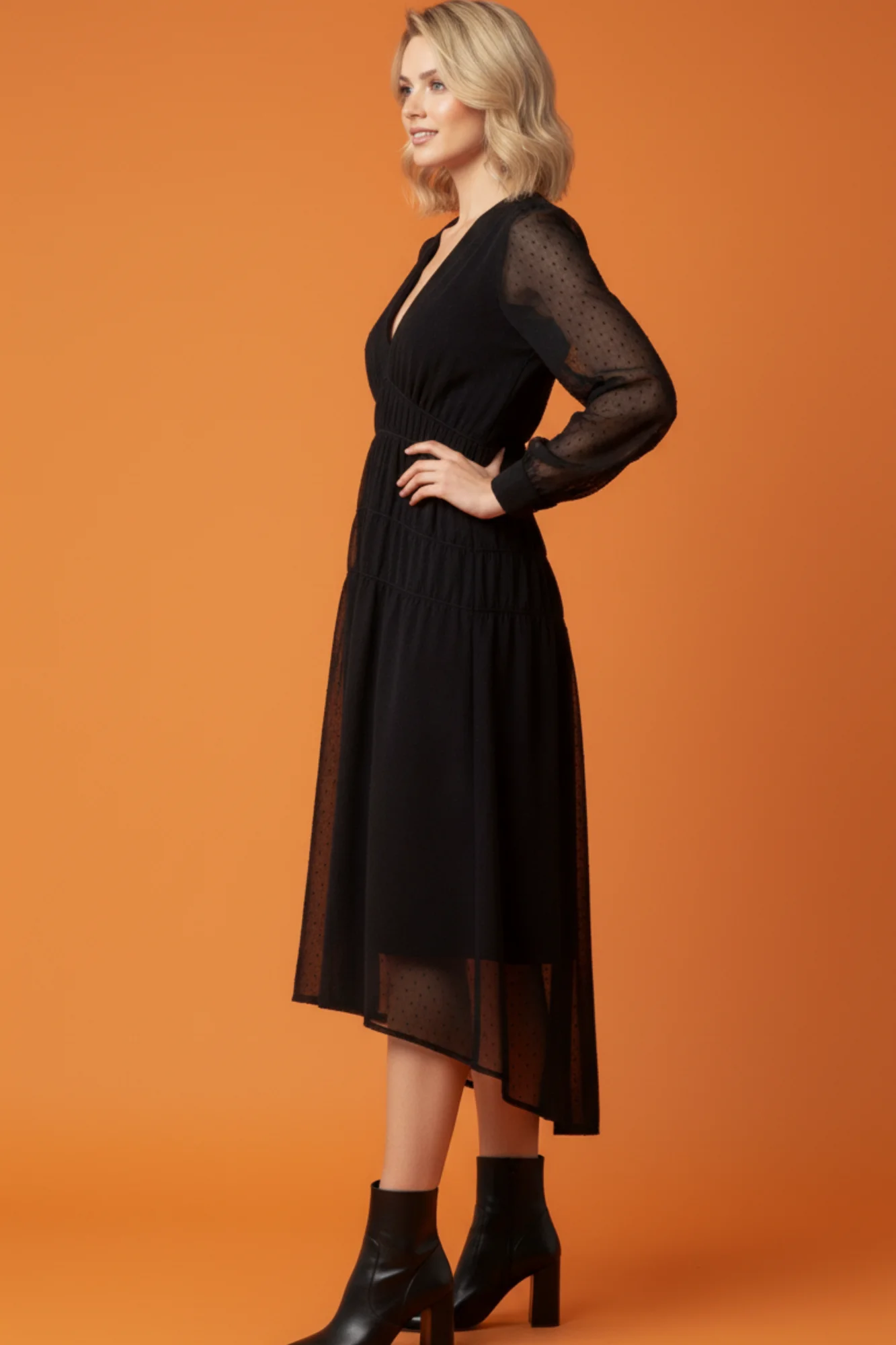 Siyah Tül Detaylı Büzgülü V Yaka Midi Elbise