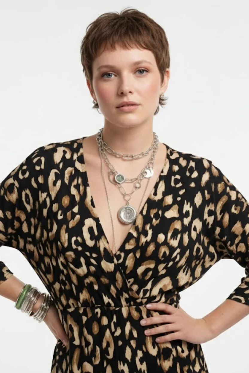 Kadın Siyah Leopar Desenli Bürümcük Dokuma Kruvaze Yaka Yarasa Kol Önü Yırtmaçlı Midi Elbise