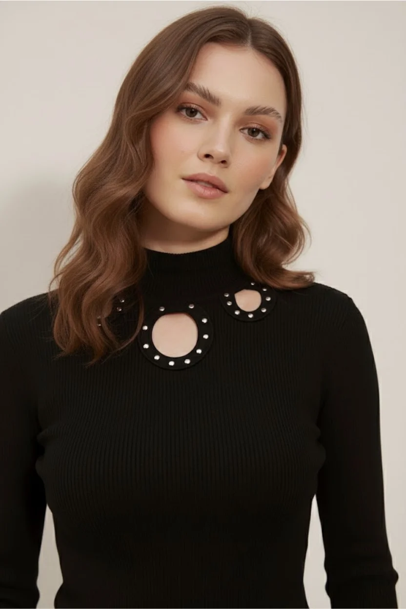 Kadın Siyah Pamuklu Kaşkorse Yarım Balıkçı Yaka Pencere Detaylı Taş İşlemeli Cut Out Bluz