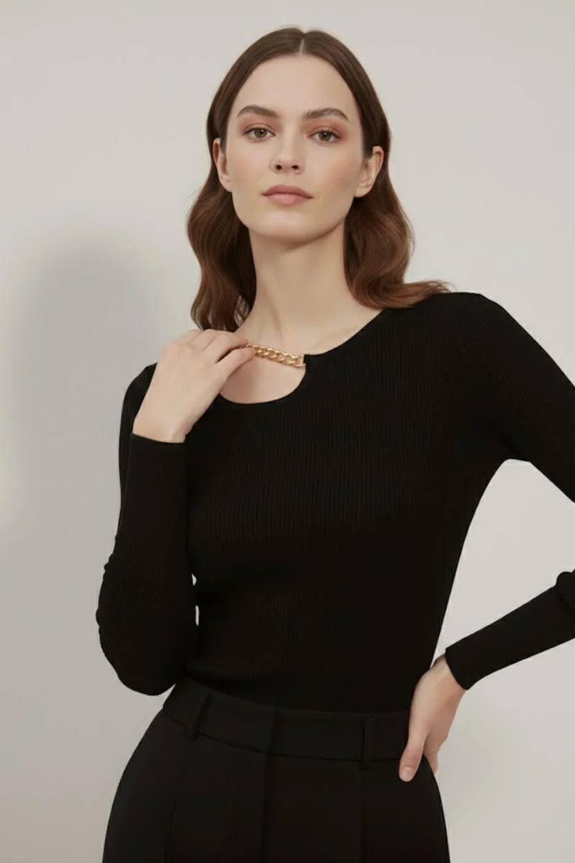 Kadın Siyah Pamuklu Kaşkorse Zincir Detaylı Pencere Yaka Cut Out Slim Fit Esnek Bluz