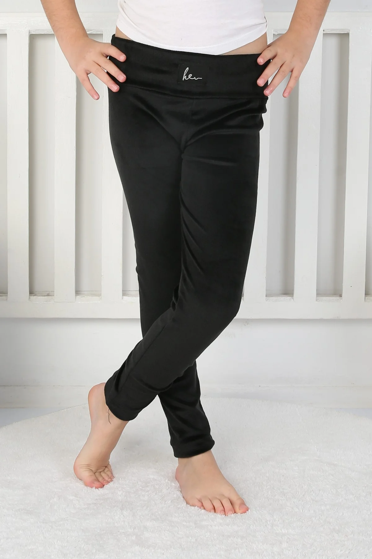 Likralı Kadife Kumaş Arma Detaylı Kız Çocuk Günlük Tayt